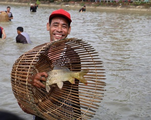 Hào hứng thi nơm cá đầu xuân