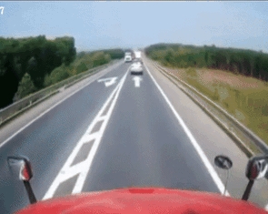 Vụ tai nạn 2 người chết trên cao tốc do xe con vượt bên phải rồi tạt sang trái va đầu container