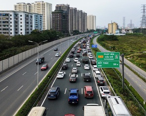 Sắp hết ngày 'mùng', người dân ùn ùn quay trở lại Hà Nội