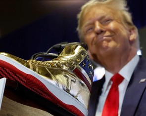 Bị phạt 355 triệu USD, ông Trump ra mắt mẫu giày 'dằn mặt'