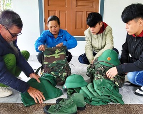 Anh em sinh đôi tình nguyện nhập ngũ