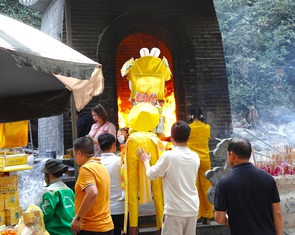 Ngựa giấy khủng sắp hàng chờ đốt tại đền Chợ Củi