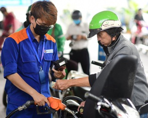 Giá xăng dầu giảm nhẹ