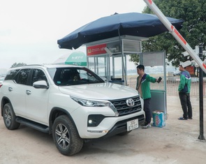 Đi lễ phủ Tây Hồ thu phí gửi xe không dừng như ở trạm BOT