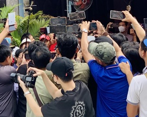 YouTuber lại vây quanh, đôi lúc náo loạn lễ giỗ đầu của nghệ sĩ Vũ Linh