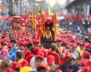 Hàng ngàn người chen nhau tham gia lễ rước kiệu chùa Bà Bình Dương