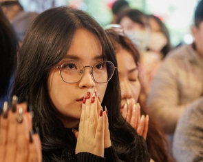 Hàng ngàn người đội mưa rét đến phủ Tây Hồ lễ rằm tháng giêng