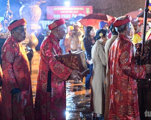 Bất ngờ đền Trần năm nay, phát ấn mới 15 phút đã vắng người