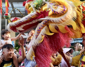 1.300 diễn viên diễu hành nghệ thuật đường phố trong đêm hội Nguyên tiêu