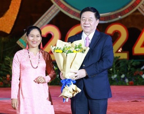 Đội mưa nghe đọc thơ ở Hoàng thành Thăng Long đêm rằm tháng giêng