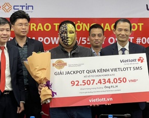 Một khách hàng mua Vietlott ở TP.HCM trúng hơn 13 tỉ đồng