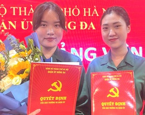 Bông hồng thép chọn màu áo bộ đội