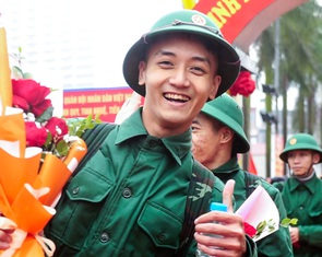 Đội mưa tiễn tân binh lên đường nhập ngũ