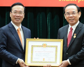 Chủ tịch nước trao huy hiệu 45 năm tuổi Đảng cho Bí thư Thành ủy Nguyễn Văn Nên