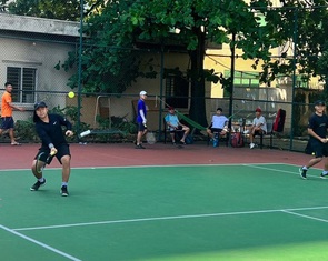 Rủ nhau ăn Tết khỏe: Chơi quần vợt, đạp xe, đi bộ