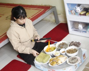 Chút ấm lòng với những công nhân khó khăn phải ăn Tết xa quê