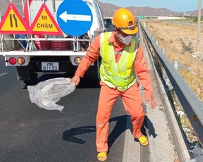 Xả rác bừa bãi trên cao tốc coi chừng vô tình gây... tai nạn