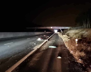 Đã được đưa ra khỏi cao tốc, người đàn ông lại vào nhặt ve chai và bị xe tải tông chết trong đêm