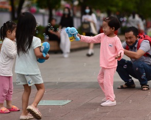 Trẻ la hét nơi công cộng: Cha mẹ đừng 'trẻ con mà' như cái cớ