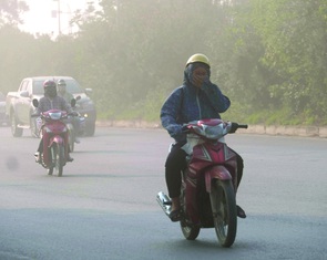 Không khí ô nhiễm, "sờ" đâu cũng ra bệnh