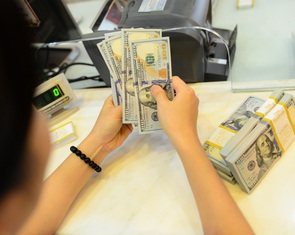 Giá USD lên cao, tỉ giá diễn biến 'khá lạ'