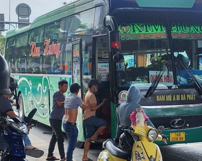 TP.HCM: 'Xe dù' canh cảnh sát, đón khách chớp nhoáng nơi có biển cấm