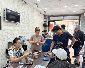 Giá USD 'chợ đen' vọt lên, 'người ngoài cười nụ, người trong khóc thầm'