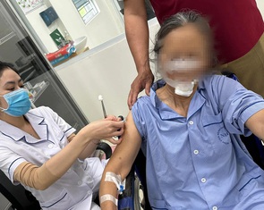 Bị chó hàng xóm cắn, cụ bà phải khâu gần 70 mũi