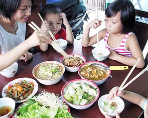 Gia đình cả tháng không cùng ăn cơm chung thì nếp nhà còn đâu