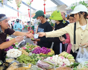 Hàng ngàn người đến thưởng thức bánh dân gian Nam Bộ trong đêm khai mạc