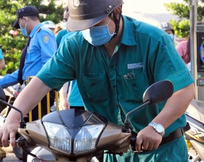 Mất việc tuổi 50: Chẳng lẽ nghẹn ngào rồi bó tay