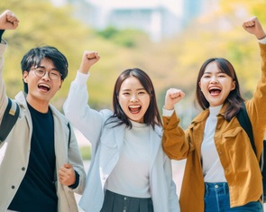 Hàng ngàn lời khuyên tuổi 30 gửi tuổi 22: Tiết kiệm, cười nhiều và bớt chữa lành