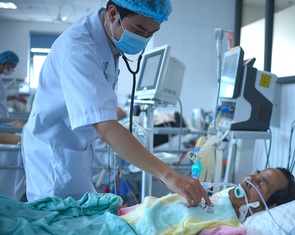Nắng nóng, nhiều người lớn tuổi bị đột quỵ