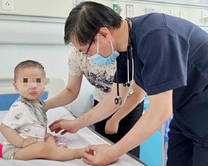 Cảnh báo bệnh tay chân miệng bước vào đỉnh dịch