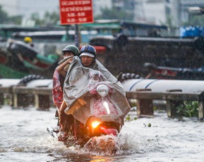 Trời đang nắng nóng, bất chợt mưa nồm, ẩm, dễ bệnh gì?