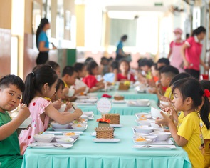 Bạo hành trẻ trong giờ ăn: Giáo viên bị áp lực vì phụ huynh muốn con ăn giỏi, tăng cân?