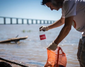 Coca Cola là nhà sản xuất gây ô nhiễm nhựa lớn nhất thế giới