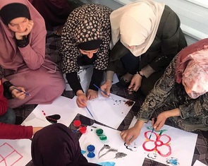 Tìm hoa dọc chiến hào ở Gaza, Ukraine
