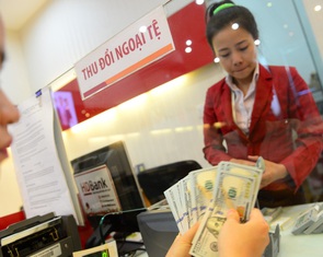 Điều gì đẩy giá USD ngân hàng liên tục phá đỉnh, tỉ giá dậy sóng?