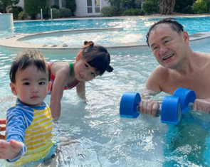 Ông Thaksin vui đùa dưới nước, gây tranh cãi về tình trạng sức khỏe