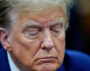 Ông Trump nhắm mắt thường xuyên trong phiên xử, truyền thông Mỹ chia rẽ khi đưa tin