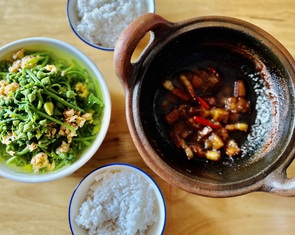 Thèm cơm quê miền Tây mẹ nấu, chỉ canh rau đồng, cá kho quẹt mà ăn hết nồi cơm