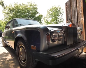 Xe Rolls-Royce quý hiếm được dùng làm… nhà kho, chỗ vui chơi cho cún cưng