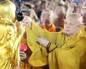 Hàng ngàn người tham gia lễ rước kiệu hoa mừng Phật đản