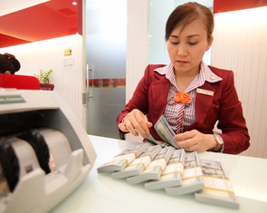 Doanh nghiệp vay nợ USD chật vật, mỗi sáng lỗ vài tỉ đồng do tỉ giá