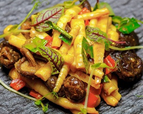 Lễ Phật đản, làm món măng trúc xào cà ri lá chanh