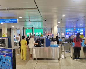 Vé máy bay 0 đồng, sao khách phải trả cả triệu đồng?