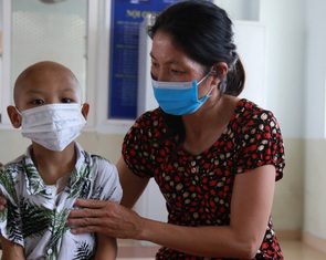 Chăm con ung thư, mẹ chỉ nguyện cầu con bớt đau