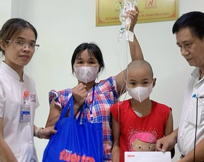 Nhận món quà từ Ước mơ của Thúy, mẹ ôm con mừng run vì ‘có tiền vào thuốc’