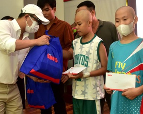 Mong các 'chiến binh nhí' mắc ung thư hãy luôn vững vàng